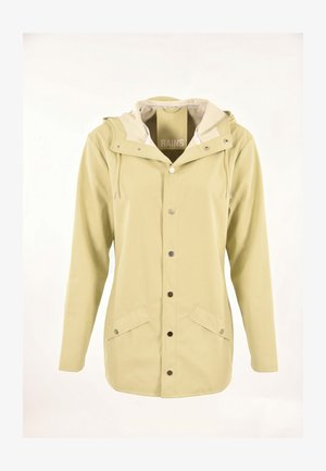 Veste de pluie beige clair à capuche avec fermeture frontale à boutons-pression et deux poches à rabat à l'avant.