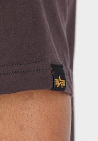 Alpha Industries T-Shirt print - hunter brown