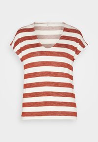 Stripet t-shirt med V-udskæring, der har brede røde og hvide vandrette striber, korte ærmer og en afslappet pasform i blødt, struktureret stof.