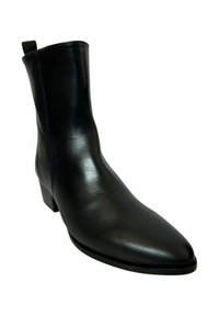Botín de piel negra hasta el tobillo con punta afilada, textura suave, tacón cuadrado bajo y una tira en la parte posterior para facilitar su puesta.