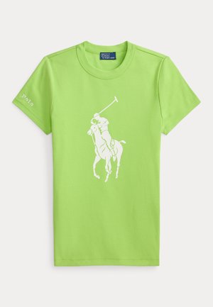 Πράσινο κοντομάνικο μπλουζάκι με λευκό λογότυπο Polo που απεικονίζει άλογο και αναβάτη που λεντάει ένα ρόπαλο πόλο, τοποθετημένο στο κέντρο μπροστά.