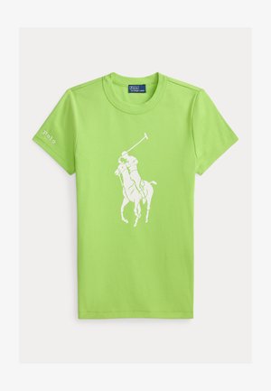 Πράσινο κοντομάνικο μπλουζάκι με λευκό λογότυπο Polo που απεικονίζει άλογο και αναβάτη που λεντάει ένα ρόπαλο πόλο, τοποθετημένο στο κέντρο μπροστά.