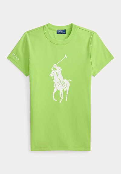 Zelena majica kratkih rukava s bijelim Polo logotipom konja i jahača koji zamahuje palicom za polo, smještena u sredini sprijeda.