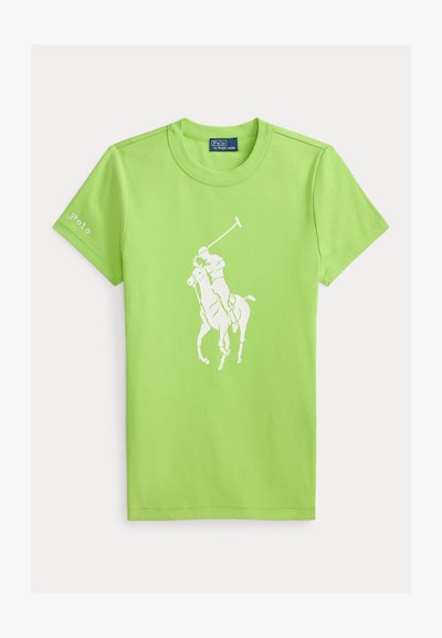 Zelena majica kratkih rukava s bijelim Polo logotipom konja i jahača koji zamahuje palicom za polo, smještena u sredini sprijeda.