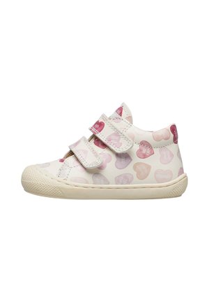 Sneaker bianco per bambini con motivi a cuori rosa, viola e beige, dotato di due cinturini in Velcro e suola in gomma.