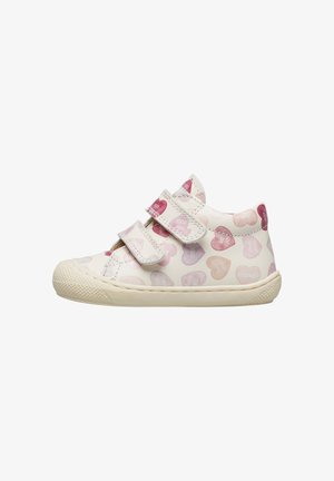 Sneaker bianco per bambini con motivi a cuori rosa, viola e beige, dotato di due cinturini in Velcro e suola in gomma.