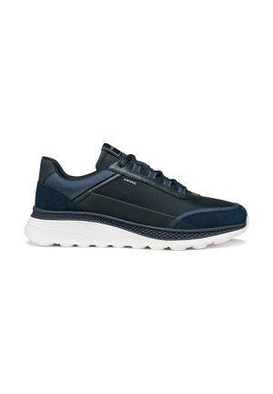 Chaussure de sport bleu marine avec une tige en mesh, des accents en cuir, et une semelle en caoutchouc blanche. Présente un bout arrondi et un talon renforcé.