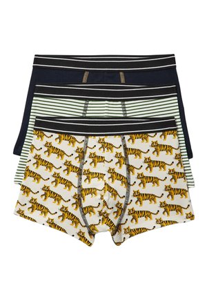 Trois paires de boxers pour hommes empilées, présentant un motif tigre, des rayures vertes et blanches, et un bleu marine uni, toutes avec une ceinture élastique noire.