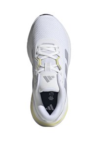 Zapatilla deportiva blanca con parte superior de malla, acentos grises y elementos reflectantes. Presenta cordones planos, cuello acolchado y una suela acolchada.