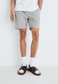 Only & Sons - ONSTEL STRIPED - Shorts - silver lining/navy blazer Immagine in miniatura 1