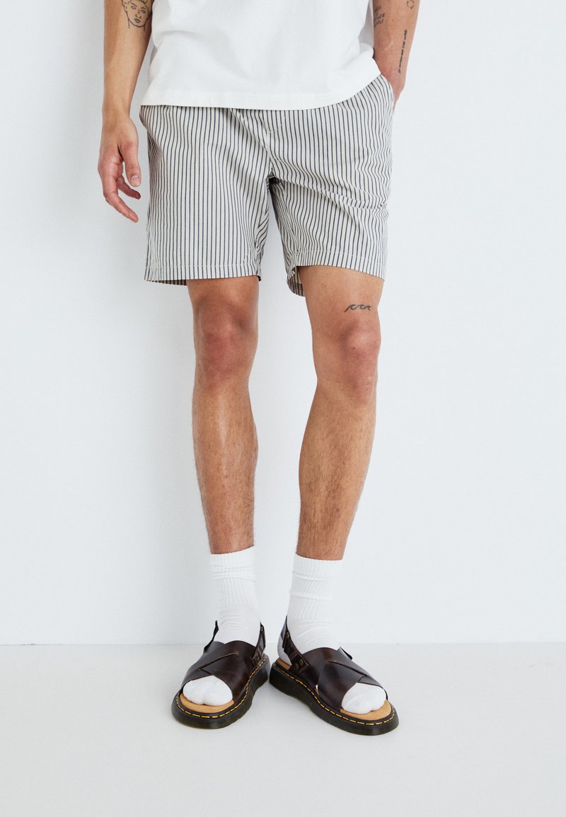 Only & Sons - ONSTEL STRIPED - Shorts - silver lining/navy blazer, Ingrandire