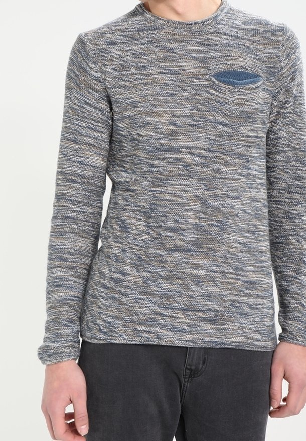 Chemise en tricot à manches longues dans des tons de bleu et de gris, avec un motif texturé et une petite poche poitrine avec un accent bleu.