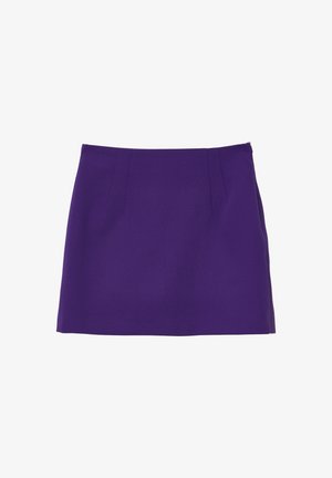Gonna mini viola con una texture liscia, caratterizzata da due pieghe frontali per un tocco di dettaglio. Design semplice, senza chiusure o fantasie visibili.