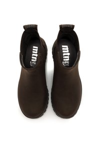 Par de botas marrones sin cordones con suelas negras y tiradores, mostradas desde arriba sobre un fondo blanco.