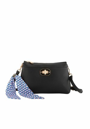 Schwarze Leder-Umhängetasche mit goldverschluss und gemustertem blauem Schal, der am Riemen auf weißem Hintergrund gebunden ist.