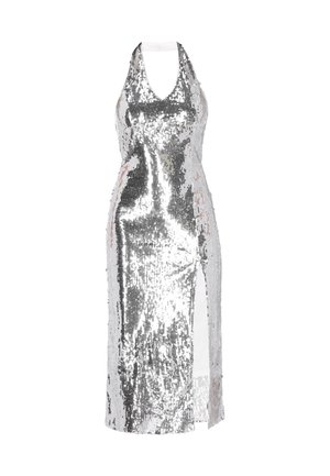 Rochie din paiete argintii cu design halter neck, formă ajustată, fanta pe lateral și material neted, creând un efect strălucitor.