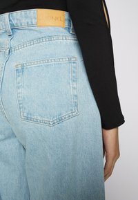 Monki MICKI - Calças de ganga de corte relaxado - blue light