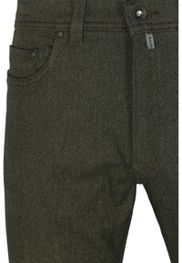 Groene jeans met textuur, voorzien van een knoopsluiting, twee voorzakken en subtiele stiksel details langs de naden.