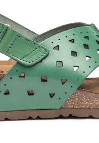 Sandal de cuero verde con recortes triangulares y cuadrados, correa ajustable y una plantilla de corcho natural, con una suela de goma texturizada.