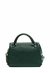 Borsa a mano in pelle verde scuro con texture, manici arrotondati, dettagli in borchie argento sui lati e accenti in corda verde su sfondo bianco.