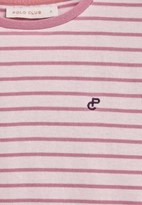 Camisa de rayas rosa y blanca, hecha de algodón suave, con cuello redondo y un pequeño logotipo bordado en el pecho. Talla S.