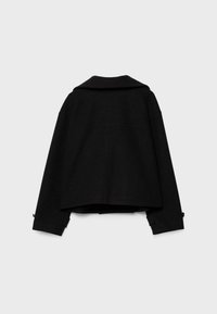 Giacca in misto lana nera dal design corto, con ampi revers e dettagli con bottoni sulle maniche, caratterizzata da una silhouette pulita e minimalista.