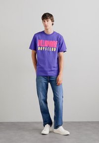 Billionaire Boys Club STRAIGHT LOGO - T-shirts med print - purple