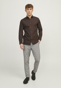 Jack & Jones JPSTMARCO JJCONNOR - Hlače chino - otter