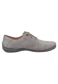 Scarpa in pelle grigia con punta arrotondata, dettagli in pelle marrone e cuciture chiare. Presenta una suola in gomma flessibile per il massimo comfort.
