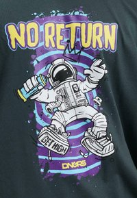 Camiseta de color verde oscuro con un gráfico de un astronauta sosteniendo un spray, el texto "SIN RETORNO" y un fondo colorido en espirales de color púrpura y azul.