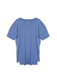 Jasnoniebieska koszulka z krótkim rękawem, okrągłym dekoltem, luźnym krojem i bocznymi rozcięciami, które zapewniają swobodę ruchów. Posiada małą metkę z logo na plecach.