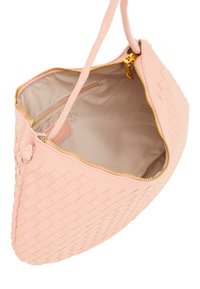 Pink vævet lædertaske med guld lynlås, åben for at afsløre et beige indlæg og en sidelomme til organisering. Glat tekstur, rund form.