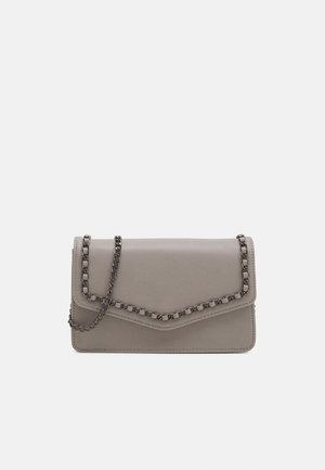 Pochette rectangulaire grise avec fermeture à rabat et chaîne épaisse en métal foncé drapée sur le devant.