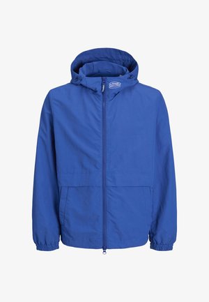 Blå lett jakke med glidelås, justerbar hette, elastiske ermer, og to frontlommer. Glatt tekstur og minimalistisk design.