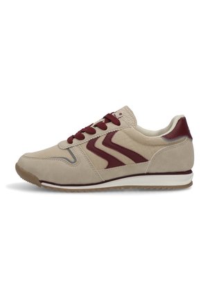 Zapatillas beige con acentos en burdeos, materiales de ante y cuero, tacón texturizado, suela de goma blanca y detalles en gris contrastantes.