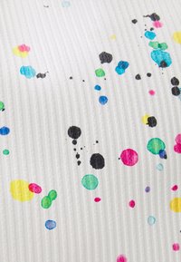 Teksturowana biała powierzchnia z kolorowymi plamami w odcieniach różu, niebieskiego, zielonego i żółtego. Wzór cechują okrągłe motywy o różnej wielkości.