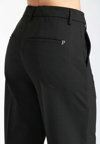 Pantaloni neri su misura con una superficie liscia, dotati di due tasche posteriori e un piccolo accento in metallo argentato sulla tasca destra.