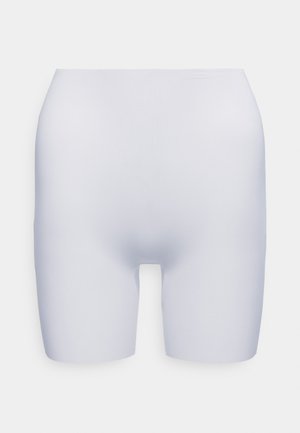 Bijele kompresijske kratke hlače visokog struka koje sežu do bedara, s glatkim, bešavnim dizajnom i priljubljenim pristajanjem.