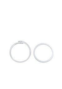 Ineluri din metal argintiu cu un design simplu, circular; unul dintre ele are o răsucire, iar ambele au un finisaj polisat. Ideale pentru brelocuri sau accesorii.