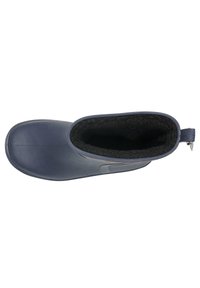 Botte en caoutchouc marine avec une surface texturée, doublure intérieure noire douce, bout arrondi et une poignée latérale pour un enfilage facile.