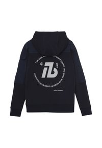 Marinblå hoodie med en stor grafisk tryck i vitt på baksidan, ribbade ärmslut, huva med dragband och texturerade axelpaneler.