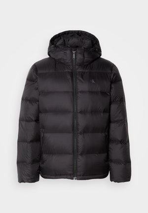 Svart puffjacka med huva, med dragkedjeslutning, kviltad design och sidofickor. Mjuk textur med en glänsande yta.