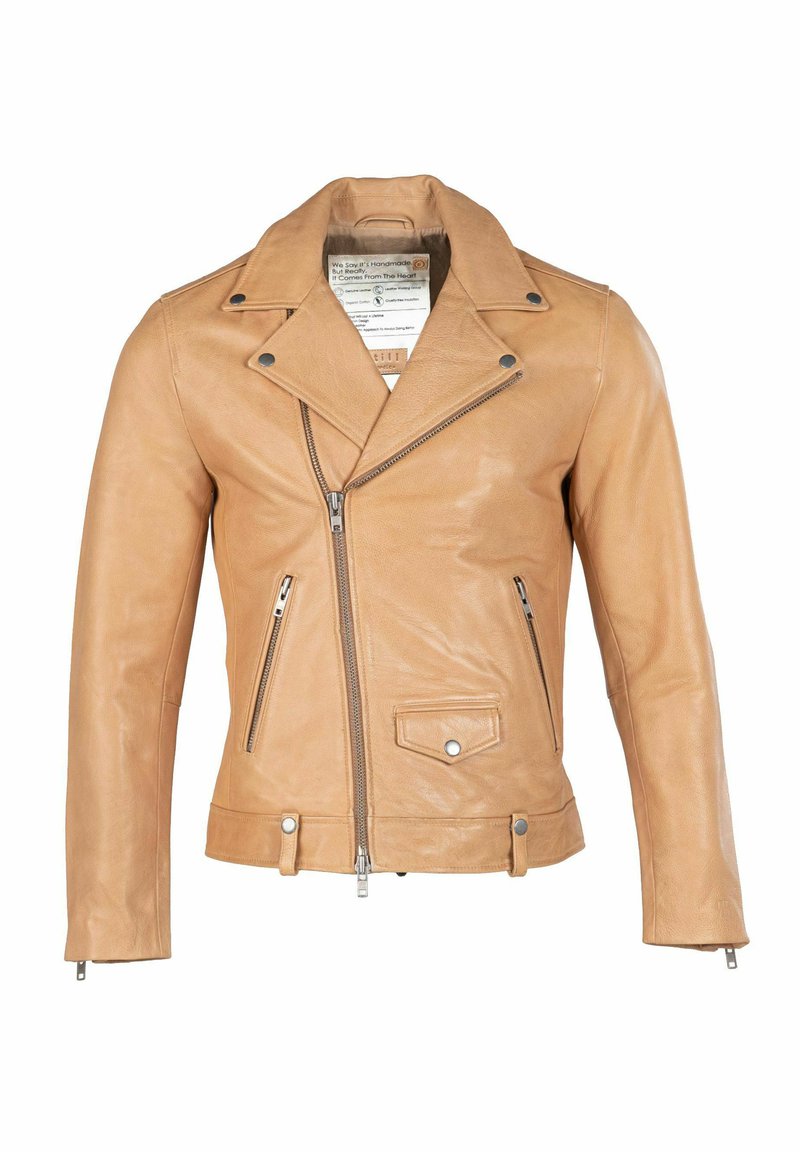 Pruuni nahast mootorratturi jakk asümmeetrilise luku, trukkidega detailide, kahe lukuga tasku ja sälguga kraega. Silmnähtavalt sile tekstuur, minimaalne õmbluste arv.