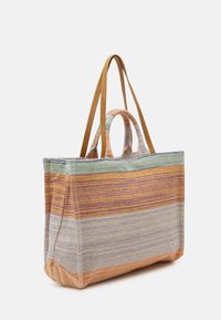 Geweven tote bag met een meerkleurig streeppatroon in oranje, teal en lavendel. Voorzien van beige lederen handvatten en dubbele grip opties.