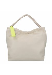 Sac beige avec un haut froncé et une bandoulière tressée. Présente une étiquette jaune néon. Texture douce, design décontracté.