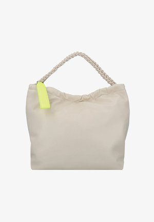 Borsa beige con parte superiore arricciata e tracolla intrecciata. Presenta un'etichetta gialla neon. Texture morbida, design casual.
