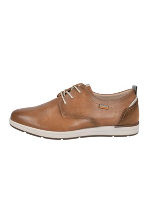 Zapato casual para hombre de cuero marrón con cordones, suela blanca y pequeña etiqueta de tela de la marca en el lateral, visto desde el lado exterior.