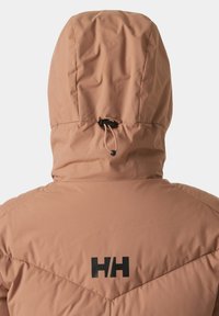 Chaqueta aislante rosa con capucha, ajuste de cordón y detalle del logo negro en la parte posterior, con una tela suave y texturizada.