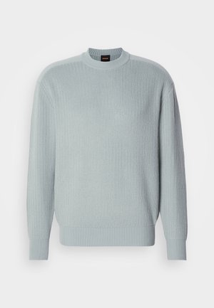 Suéter de malha canelada azul clara com decote alto, mangas longas e punhos e bainha canelados. Apresenta um logo na parte interna do colarinho.