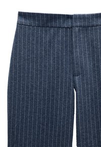 Granatowe legginsy z denimu, z wzorem w prążki, elastycznym pasem i gładką strukturą. Zbliżenie na materiał.
